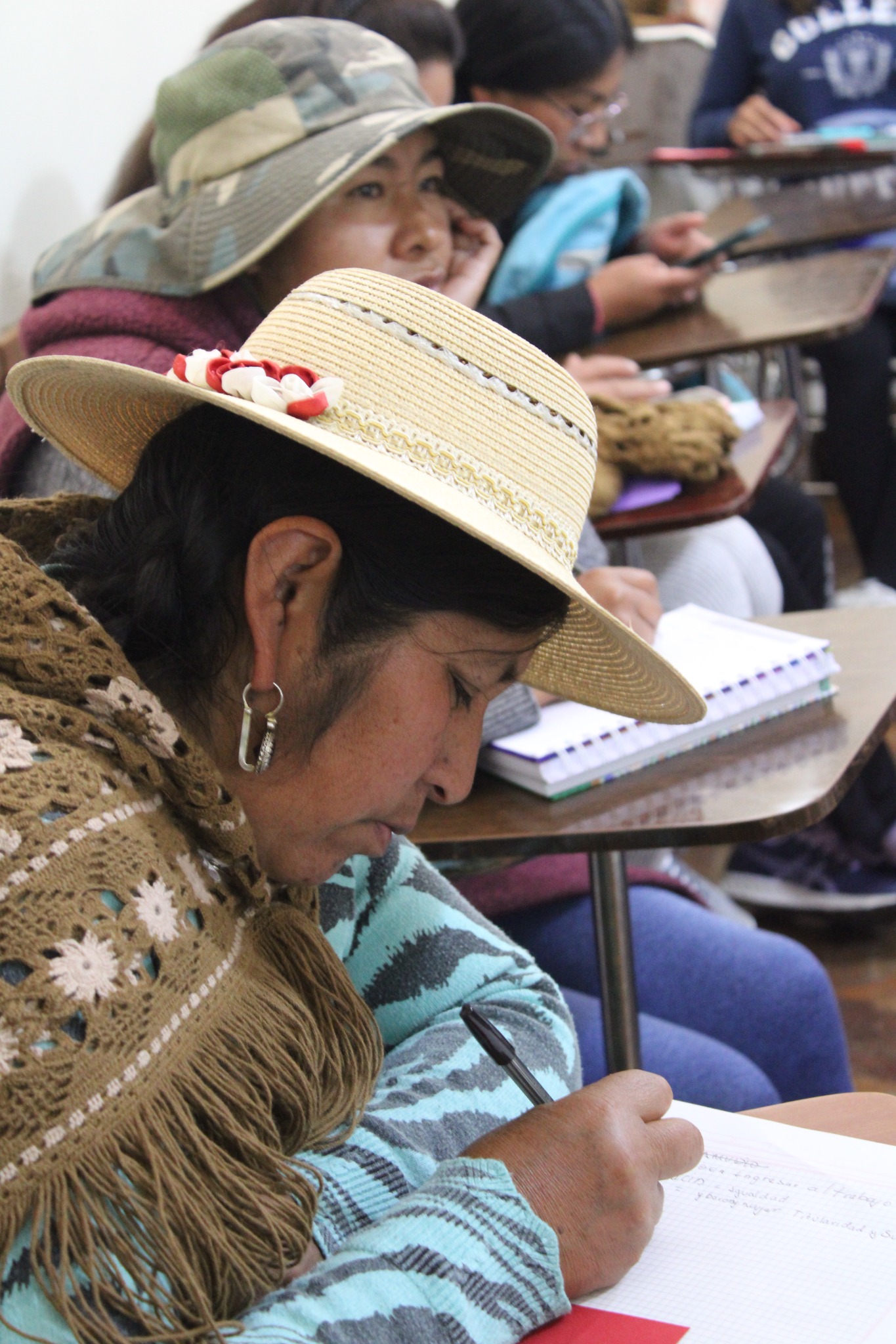 Mujer participante escribiendo durante una formación
