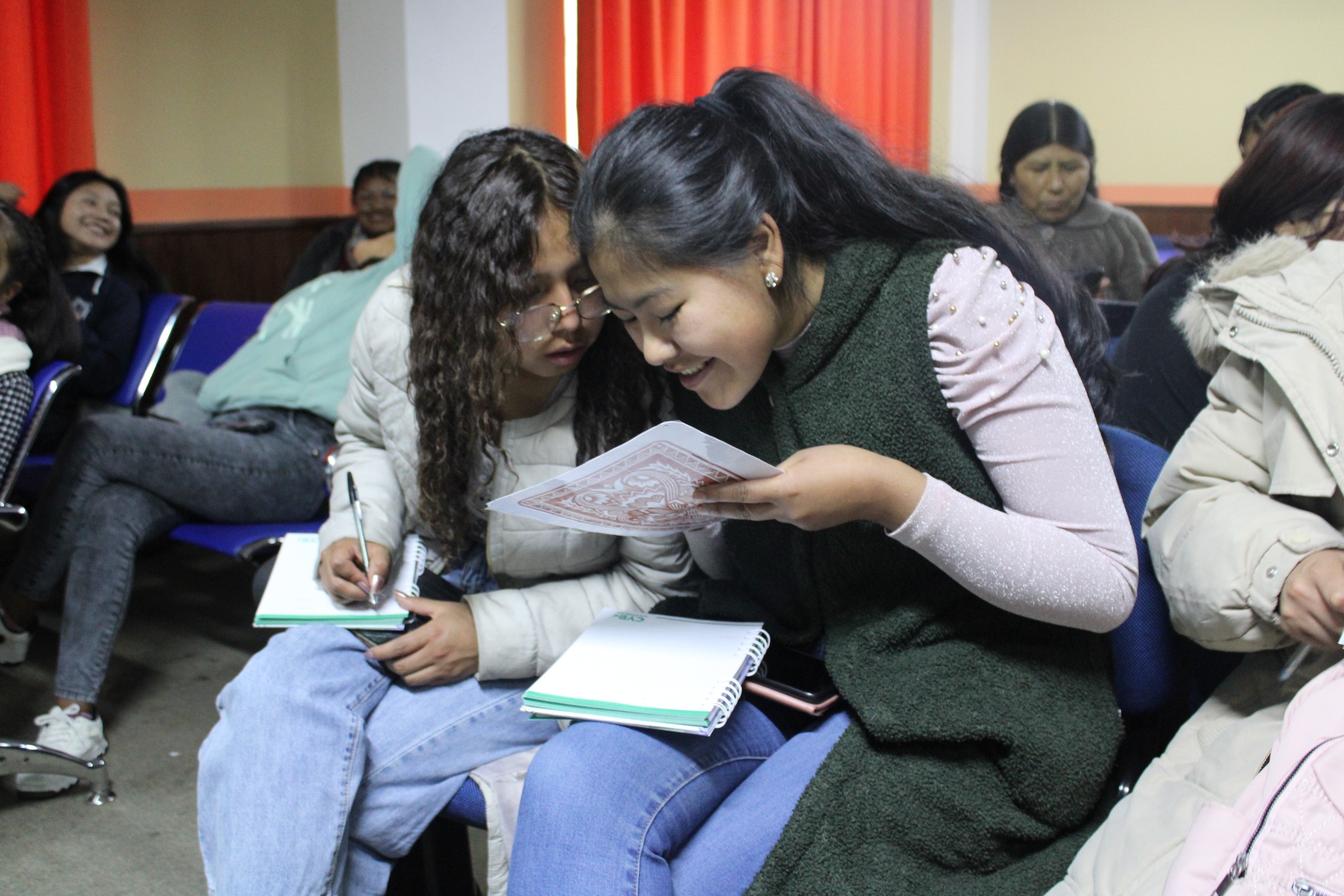 Jóvenes participando en un taller