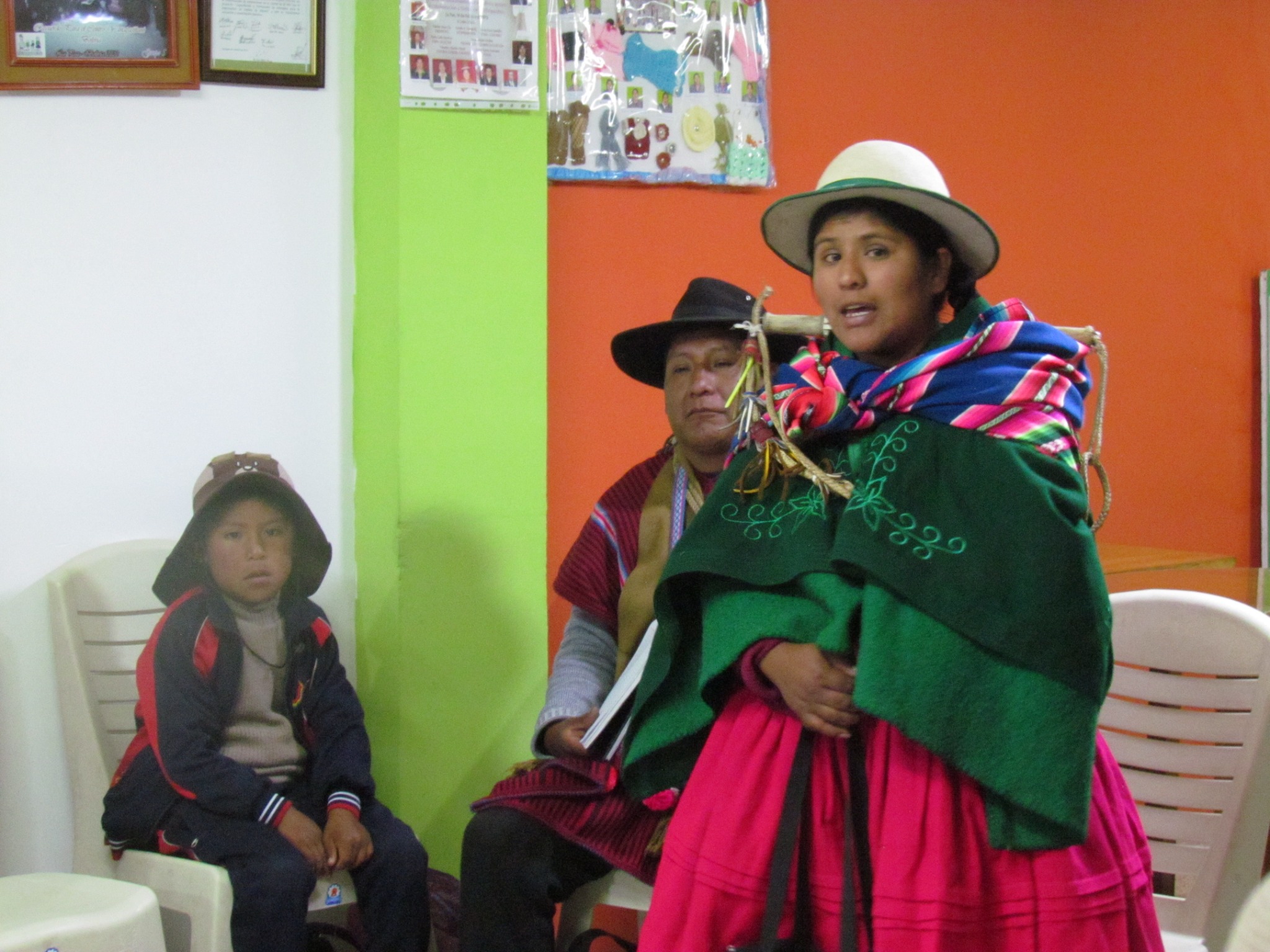 Lideresa comunitaria compartiendo su experiencia