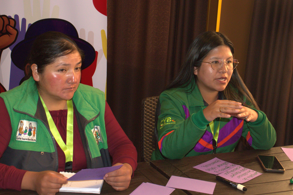 Mujeres dialogando sobre participación