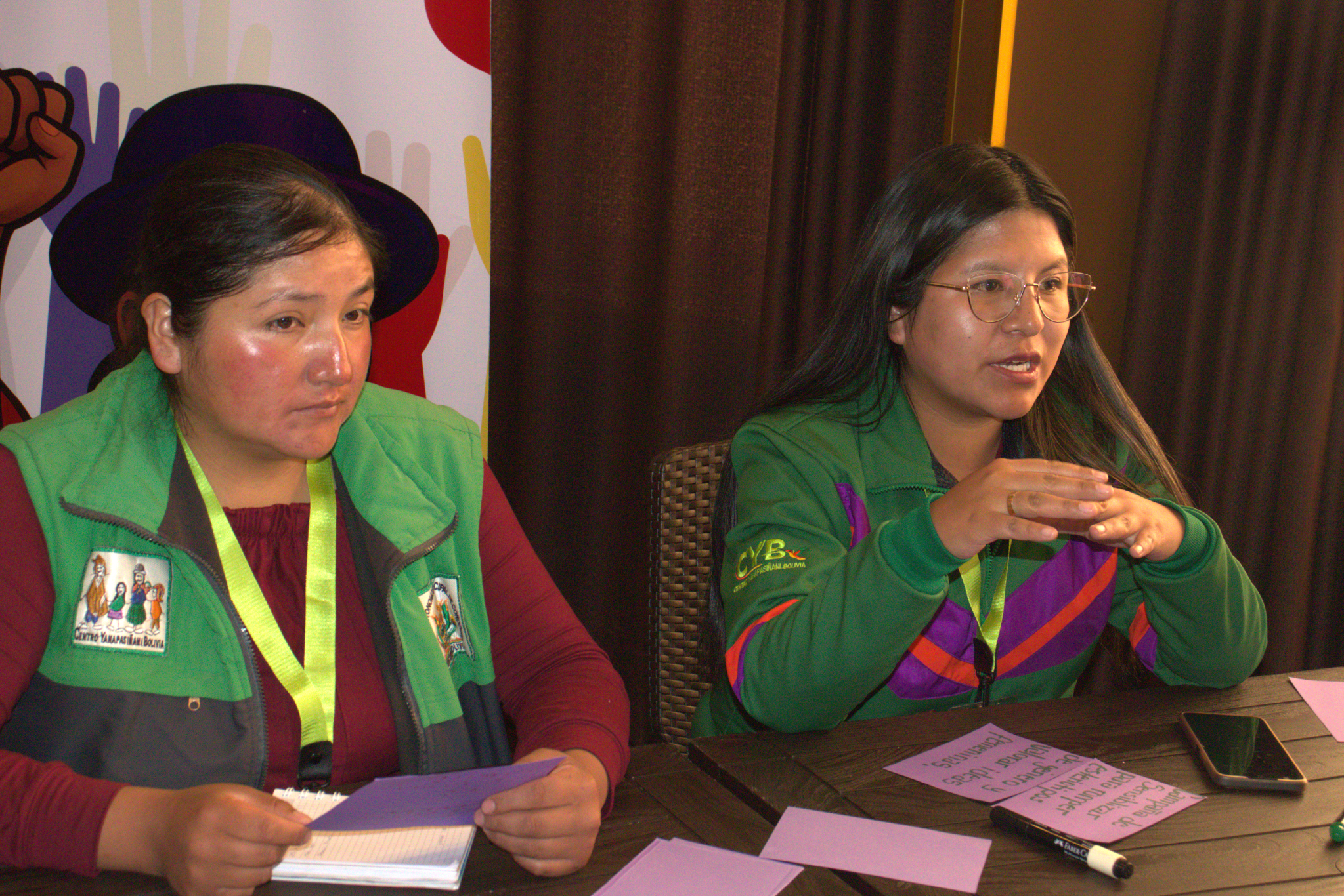 Mujeres dialogando sobre participación