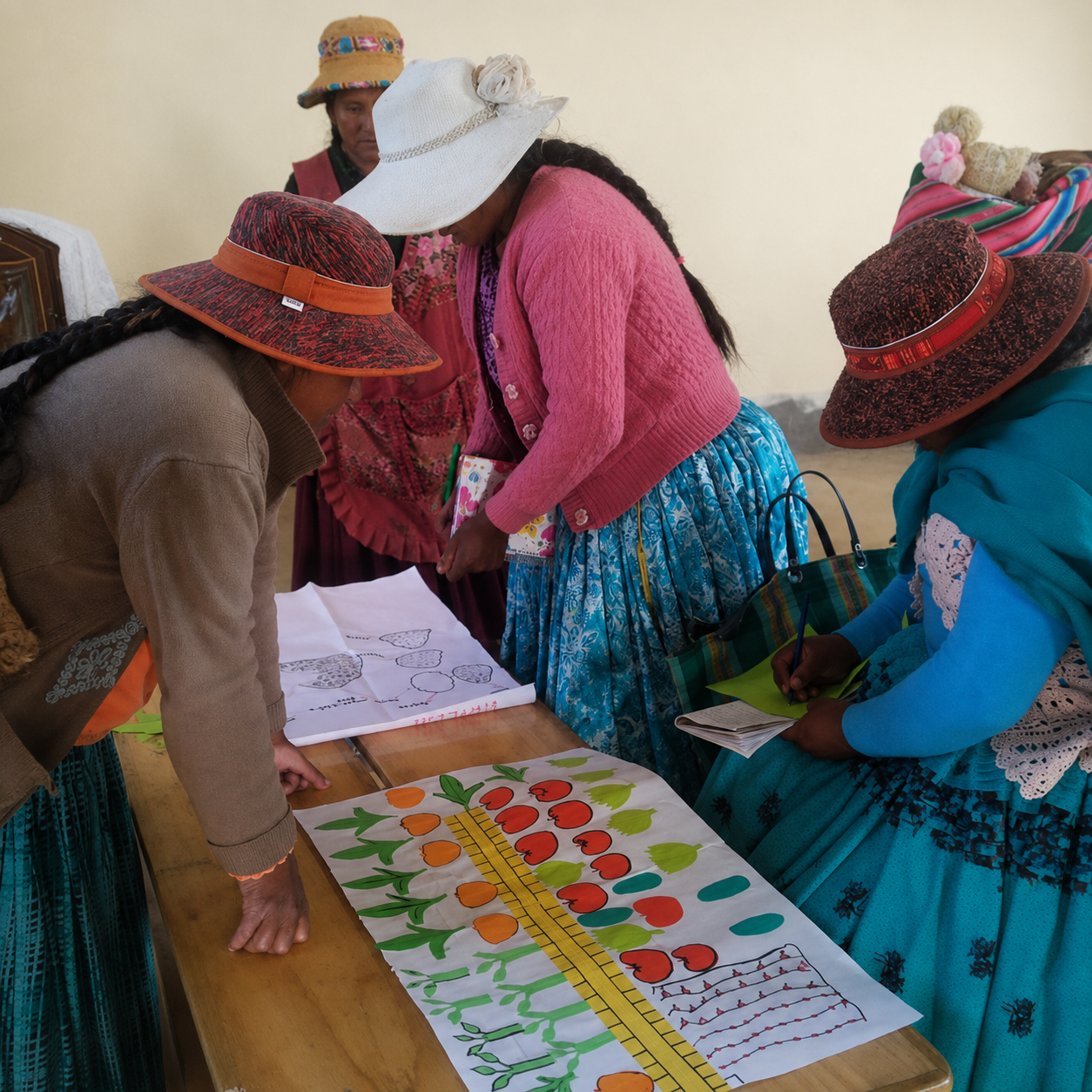 Mujeres planificando juntas una actividad comunitaria