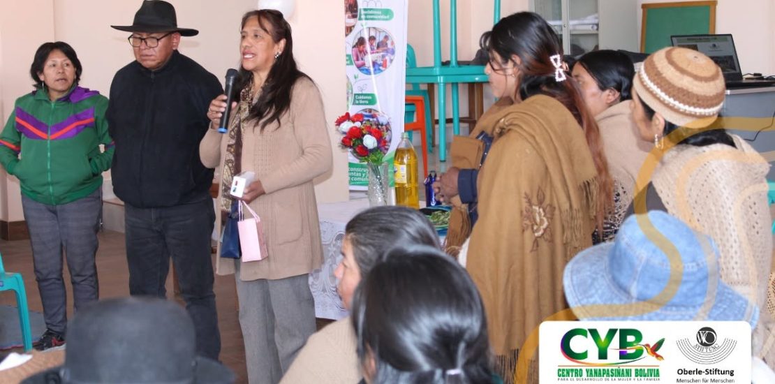 Representantes y mujeres participantes del encuentro comunitario del Centro Yanapasiñani Bolivia
